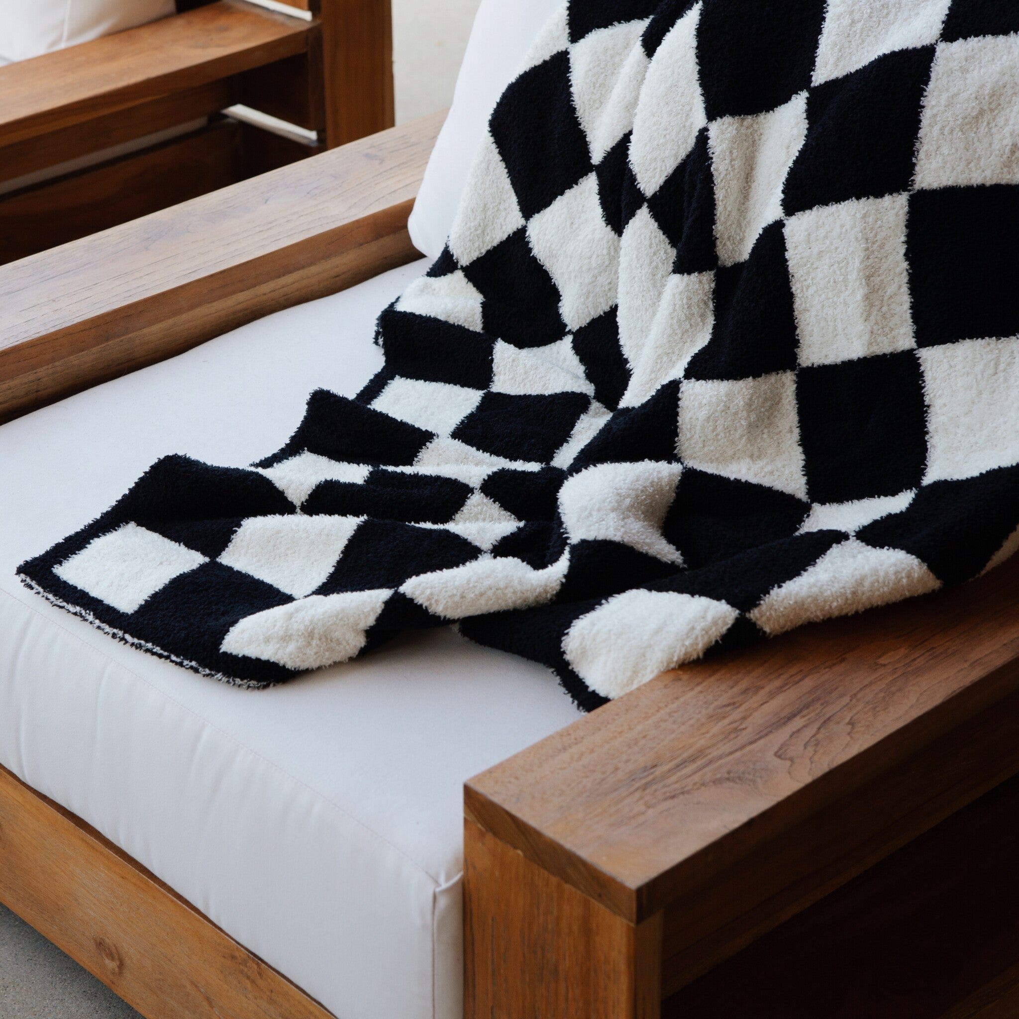 Luxxe Checkered Feather Yarn Throw
