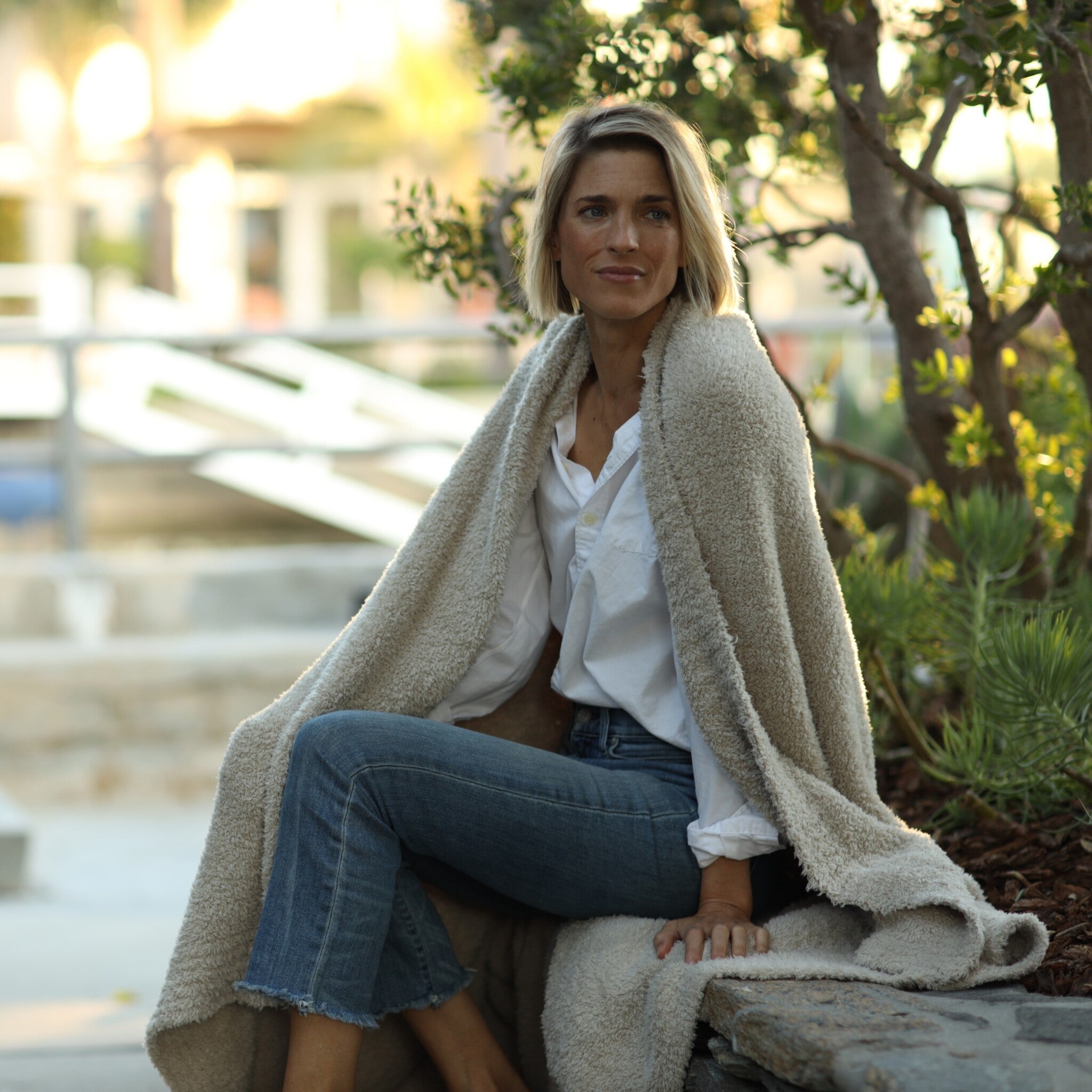 Luxxe Feather Yarn Throw