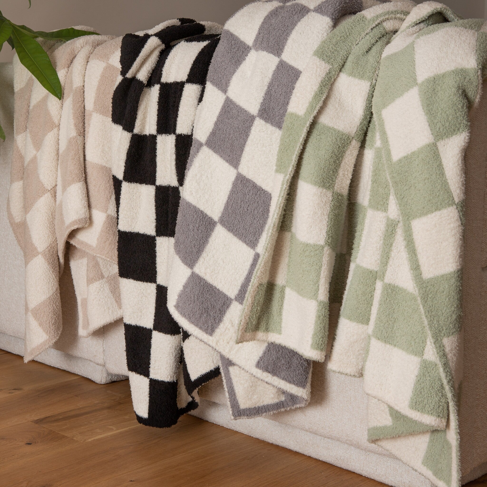 Luxxe Checkered Feather Yarn Throw