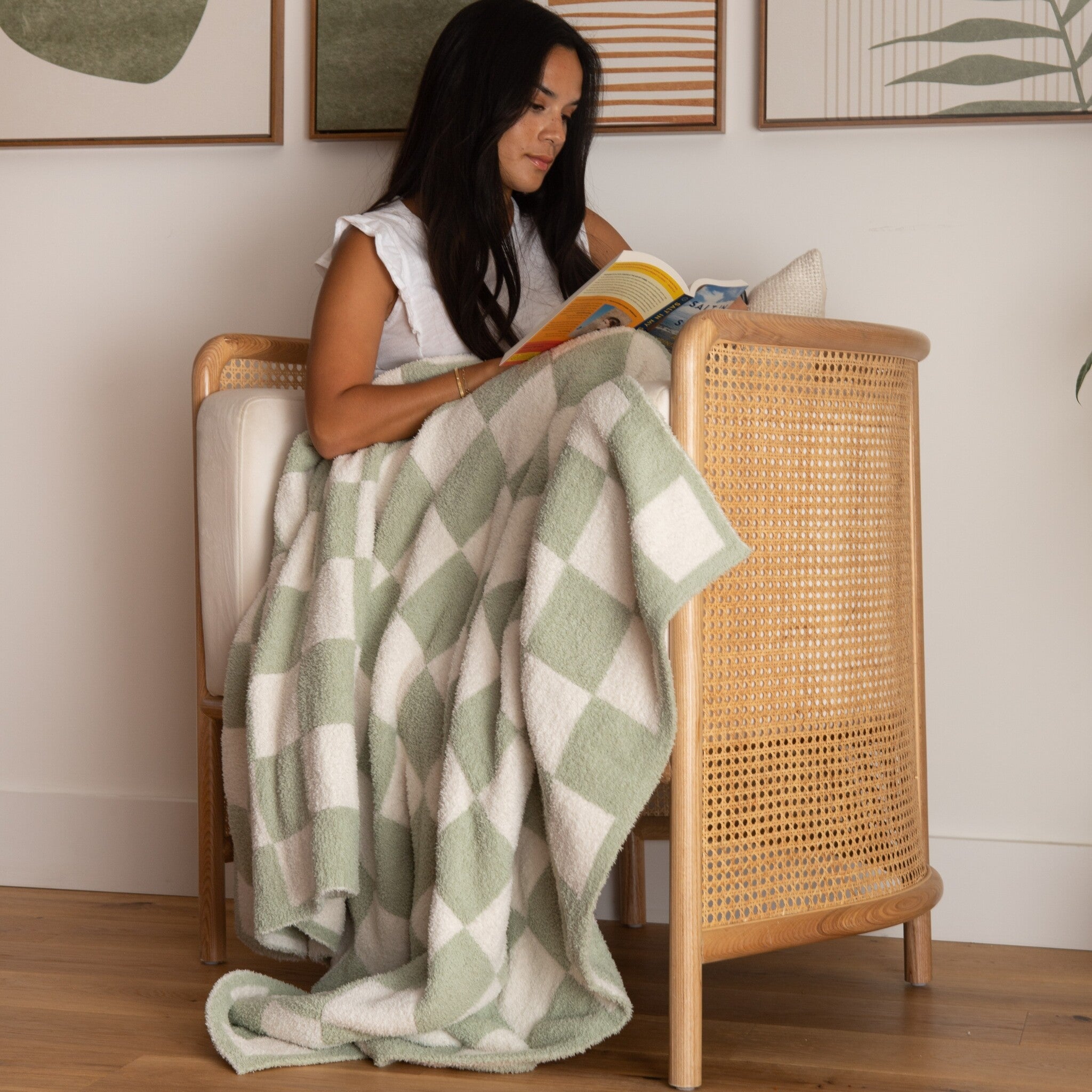 Luxxe Checkered Feather Yarn Throw