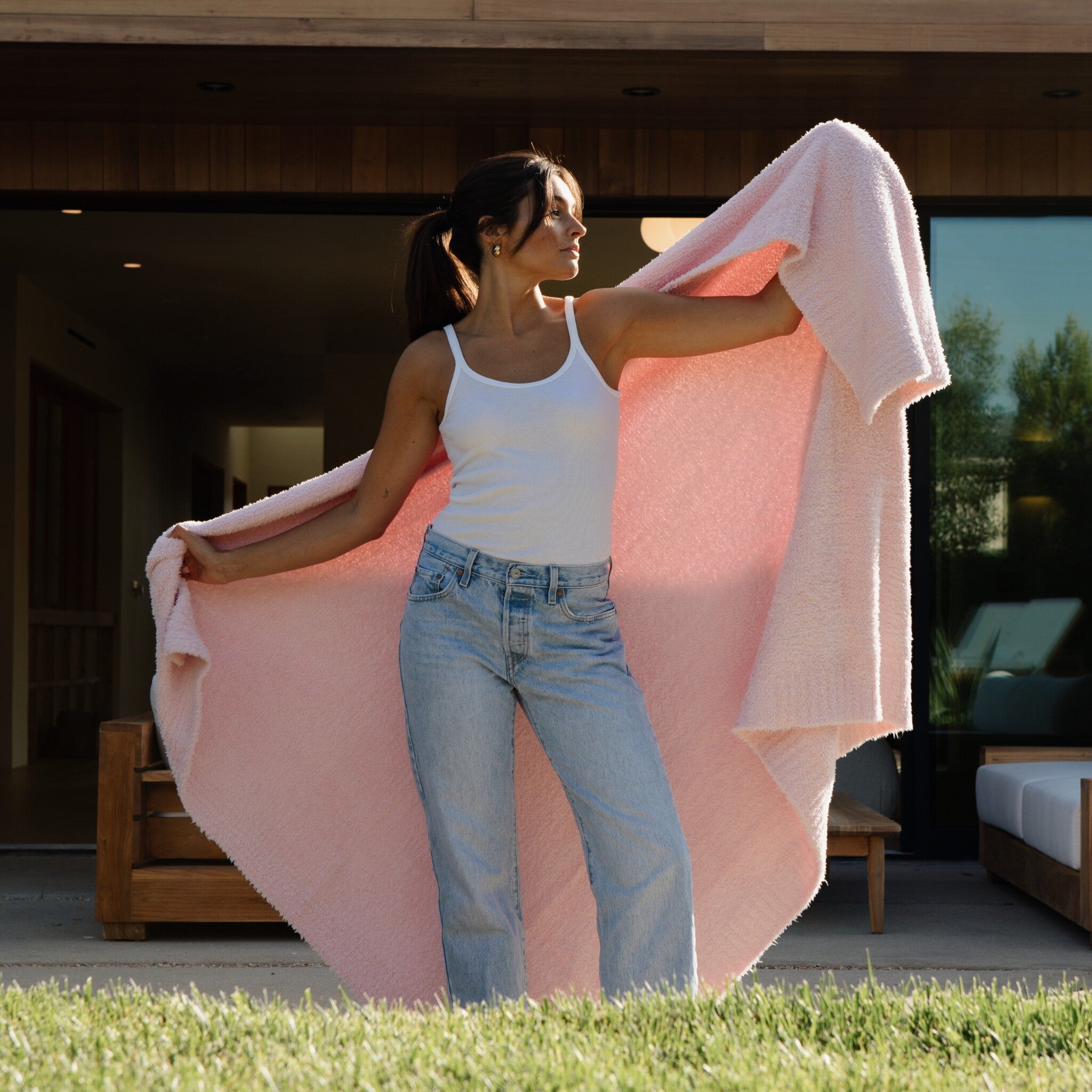 Luxxe Feather Yarn Throw