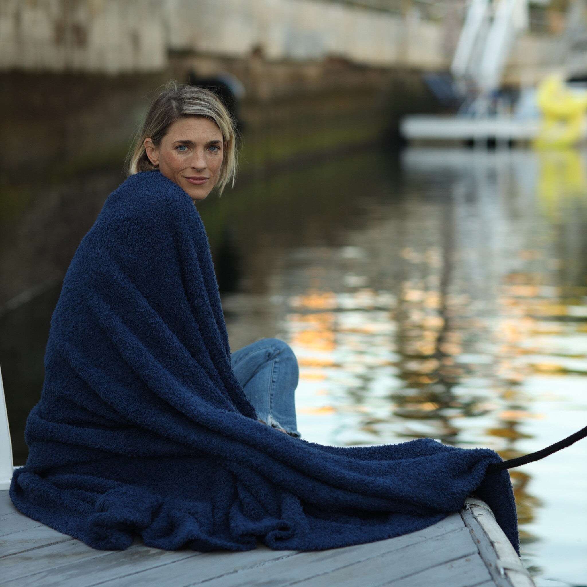 Luxxe Feather Yarn Throw
