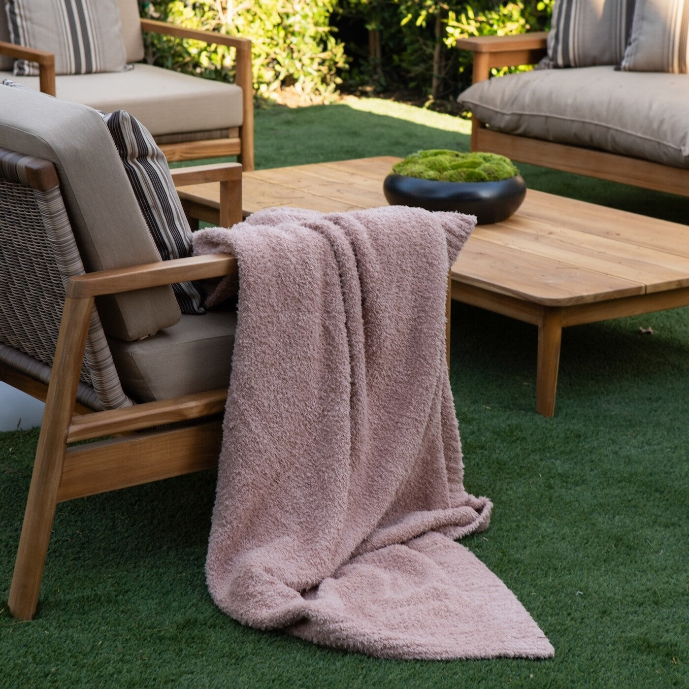 Luxxe Feather Yarn Throw