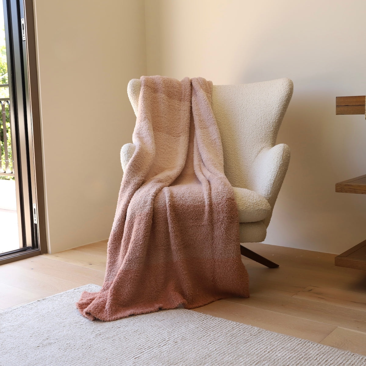 Luxxe Ombré Feather Yarn Throw