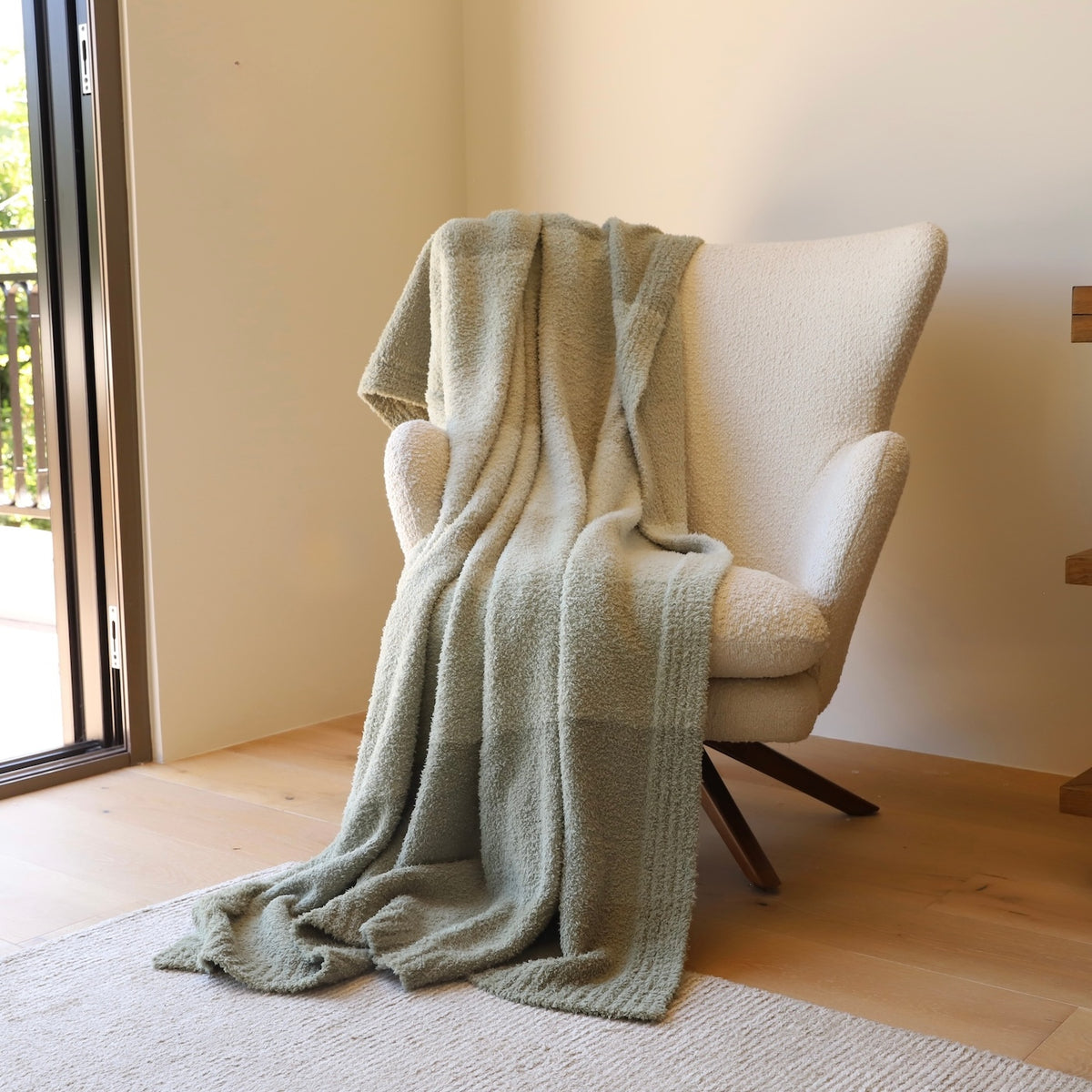 Luxxe Ombré Feather Yarn Throw