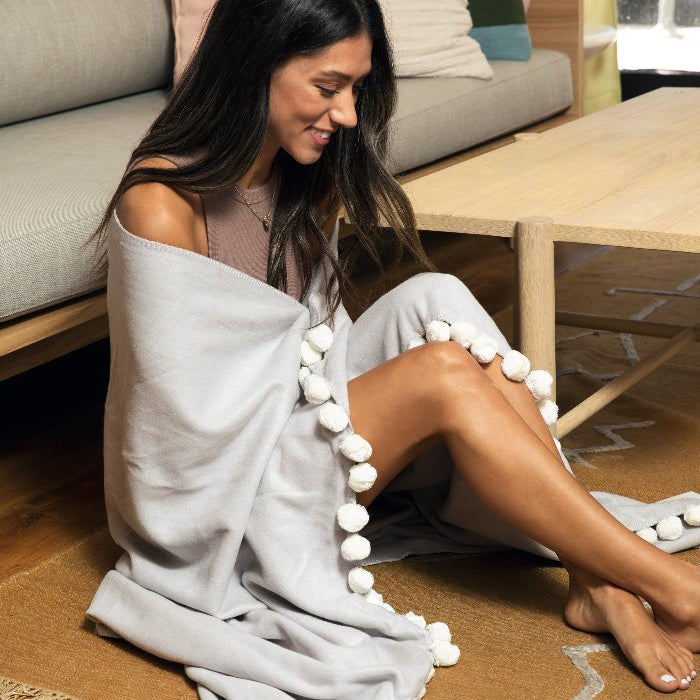 Luxxe Pom Pom Throw